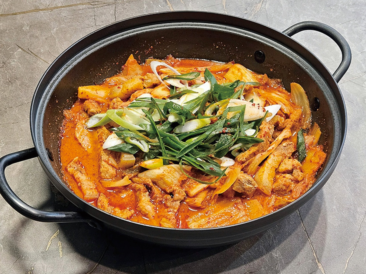 통돼지두루치기한돈돈돈 김포본점 사진 1