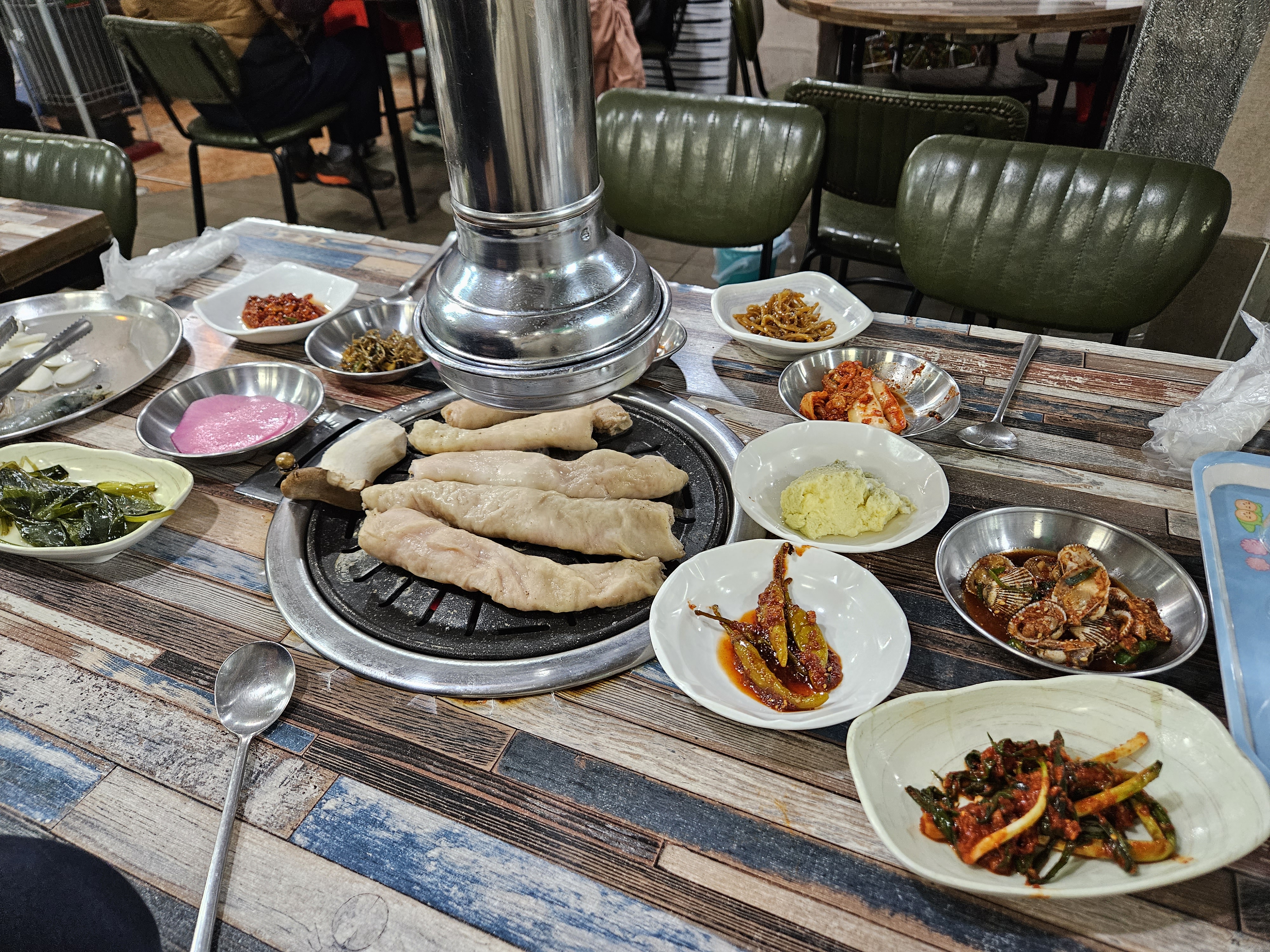 웰빙 과일통에 빠진 돼지들 사진 2